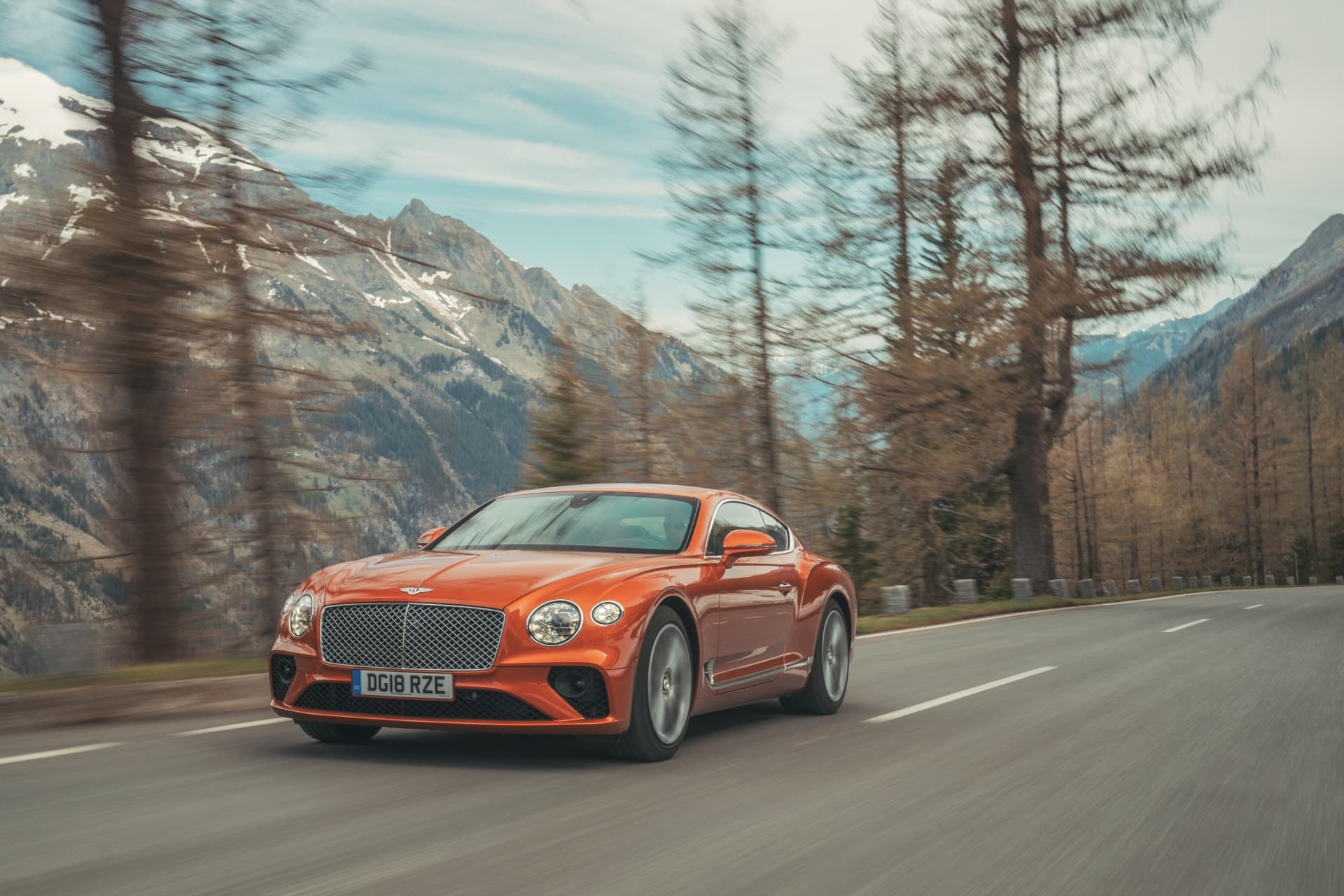 Vista trasera del Bentley Continental GT en movimiento, mostrando su potencia y diseño.