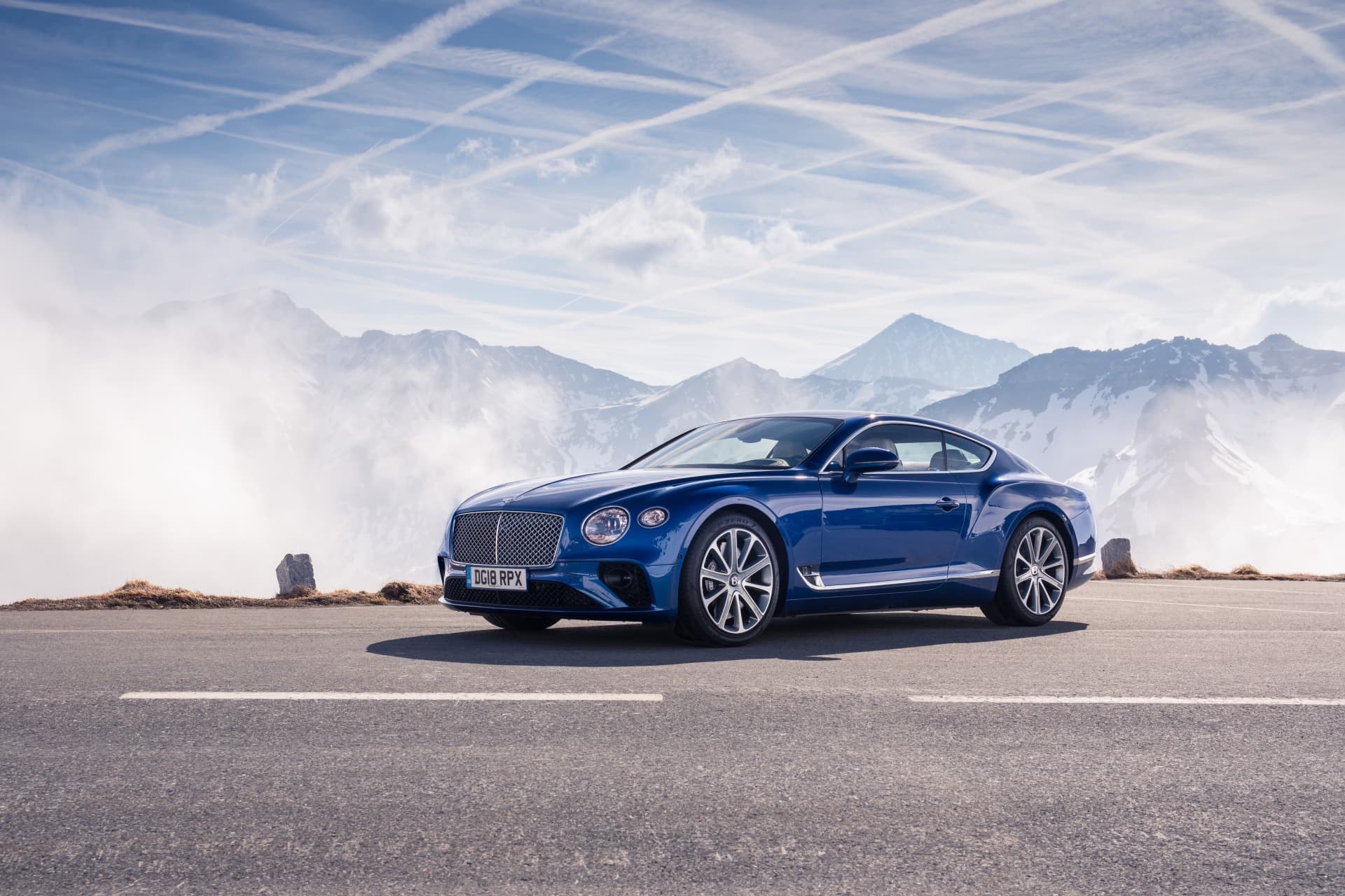 Velocidad y refinamiento, el Continental GT capturado en el esplendor alpino.