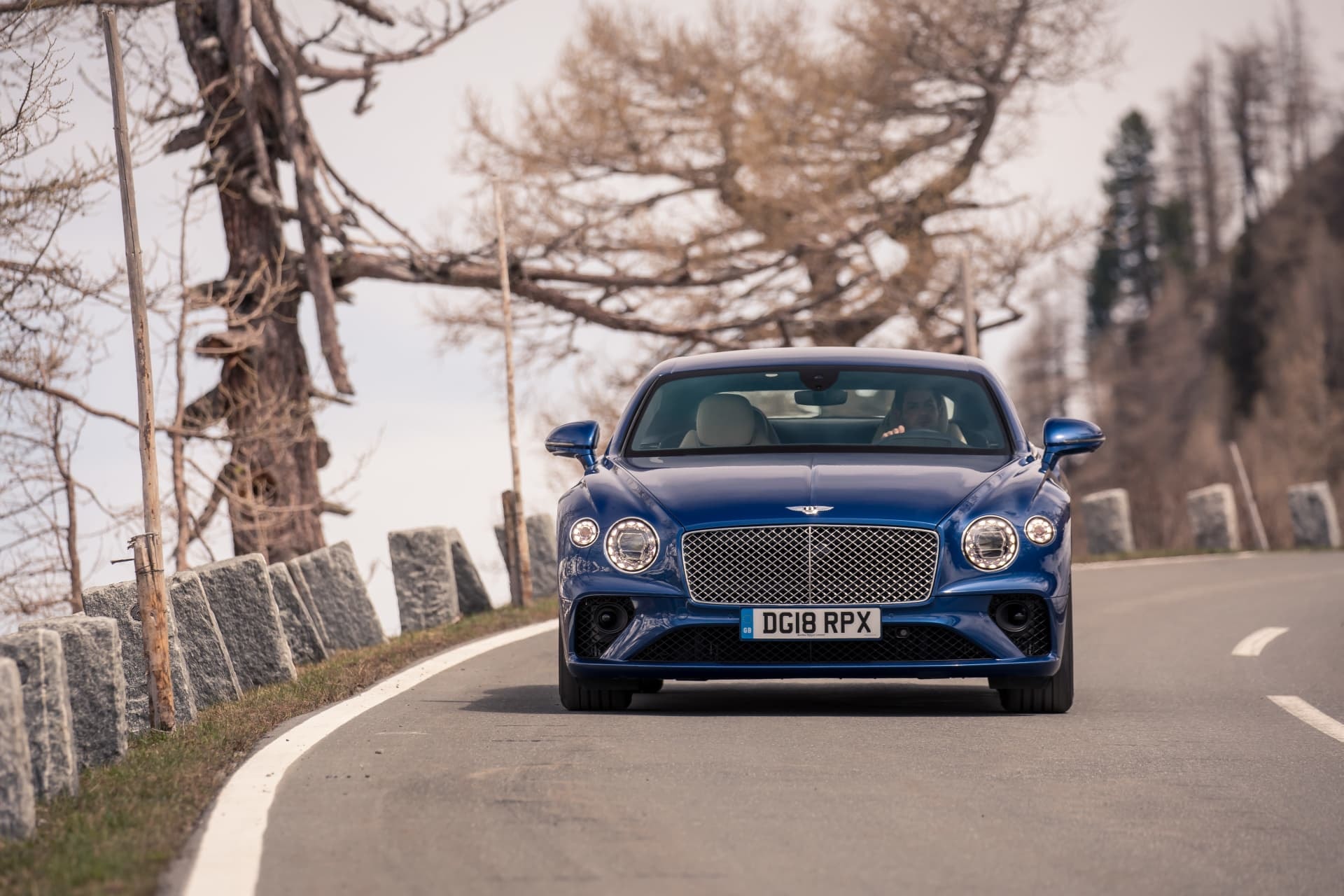 Acercamiento al frontal del Bentley Continental GT en carretera.