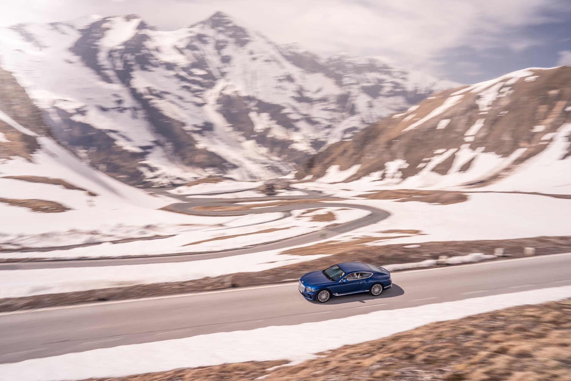 Representación de lujo y desempeño, el Bentley GT en un entorno alpino.