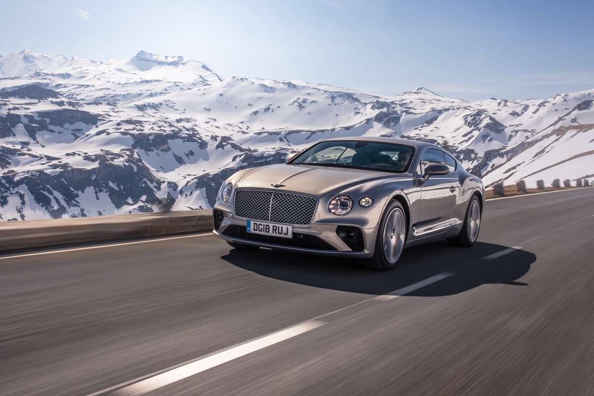 El Bentley Continental GT capturado con un escenario montañoso impresionante. El Bentley Continental GT capturado con un escenario montañoso impresionante.