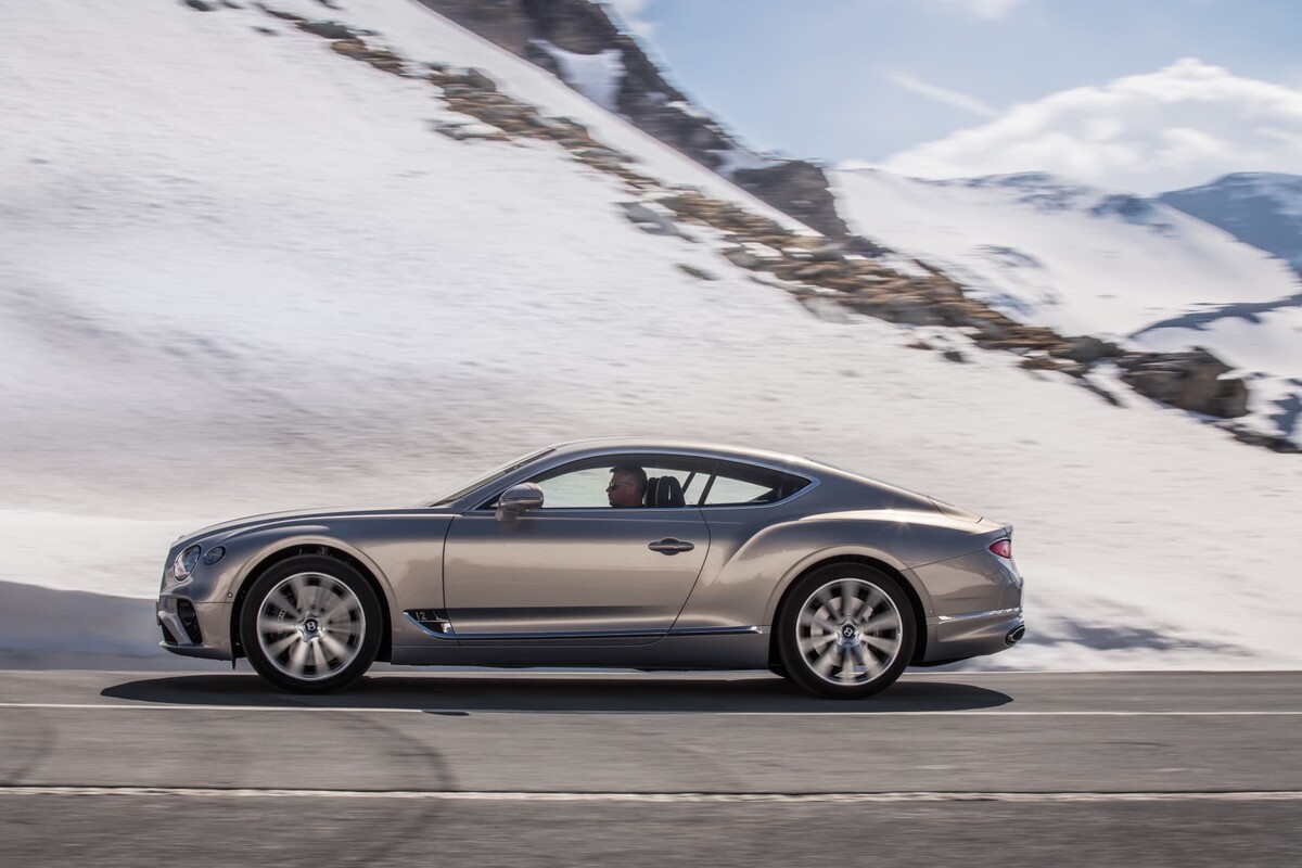 Perfil lateral del Bentley Continental GT ejemplificando líneas limpias y diseño moderno. Perfil lateral del Bentley Continental GT ejemplificando líneas limpias y diseño moderno.