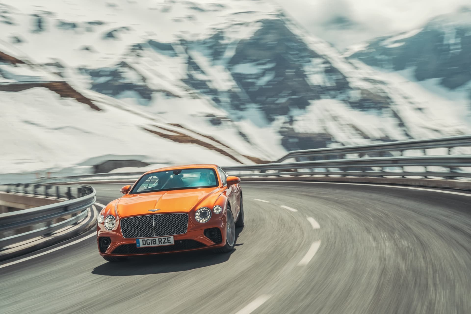 Primer plano del Bentley Continental GT, enfatizando el diseño de la parte delantera del vehículo.