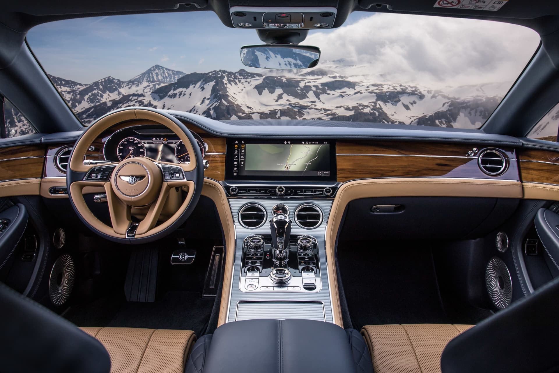 Una mirada al lujoso habitáculo del Bentley Continental GT, enfoque en asientos de cuero.