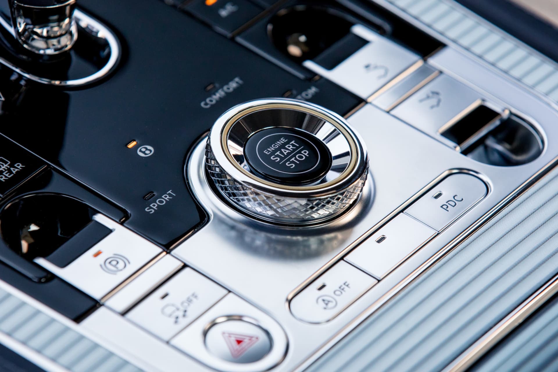 Control de chasis dinámico, acabados de lujo y precisión técnica.