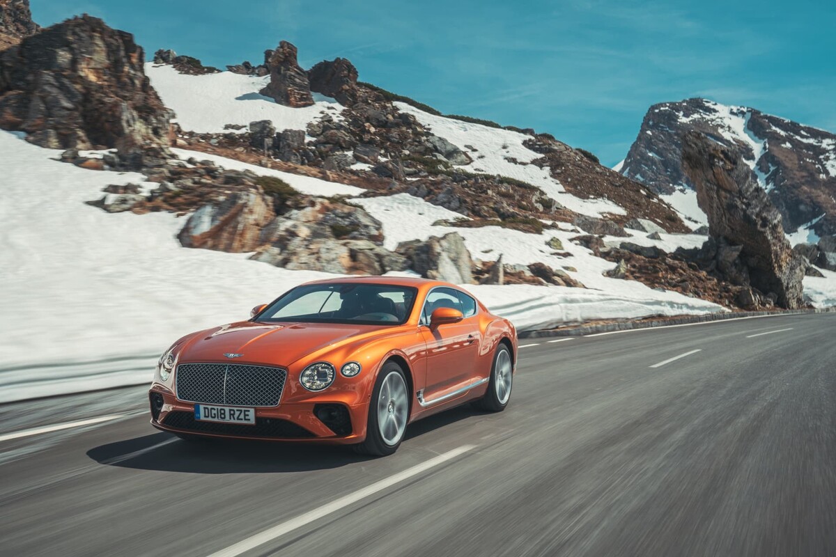 La estampa lateral del Bentley Continental GT con una perspectiva que muestra el lado del conductor. La estampa lateral del Bentley Continental GT con una perspectiva que muestra el lado del conductor.