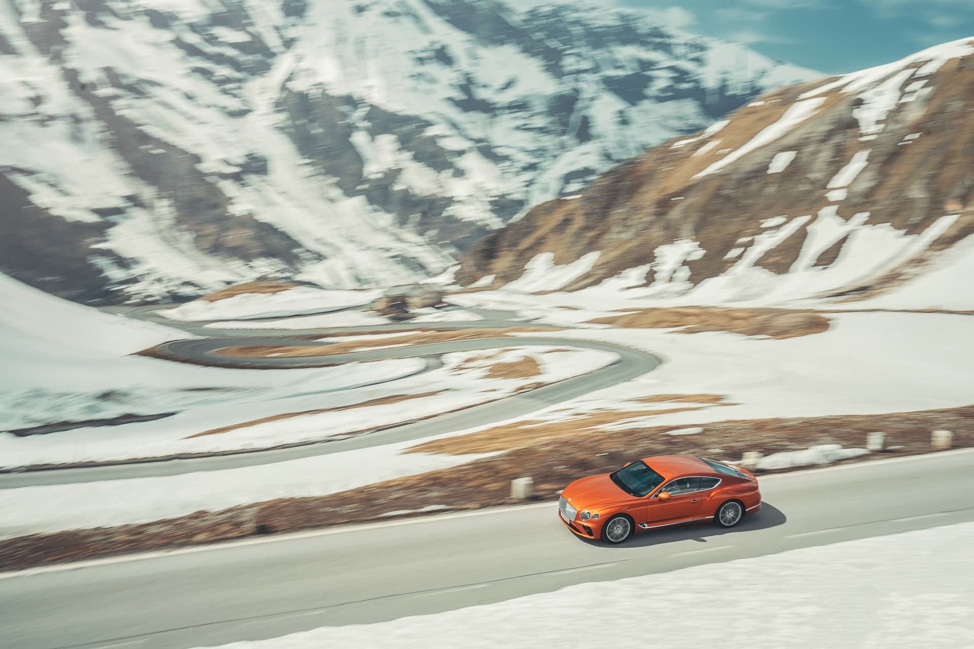 El Bentley Continental GT en un trayecto montañoso, realzando la elegancia de su diseño lateral.