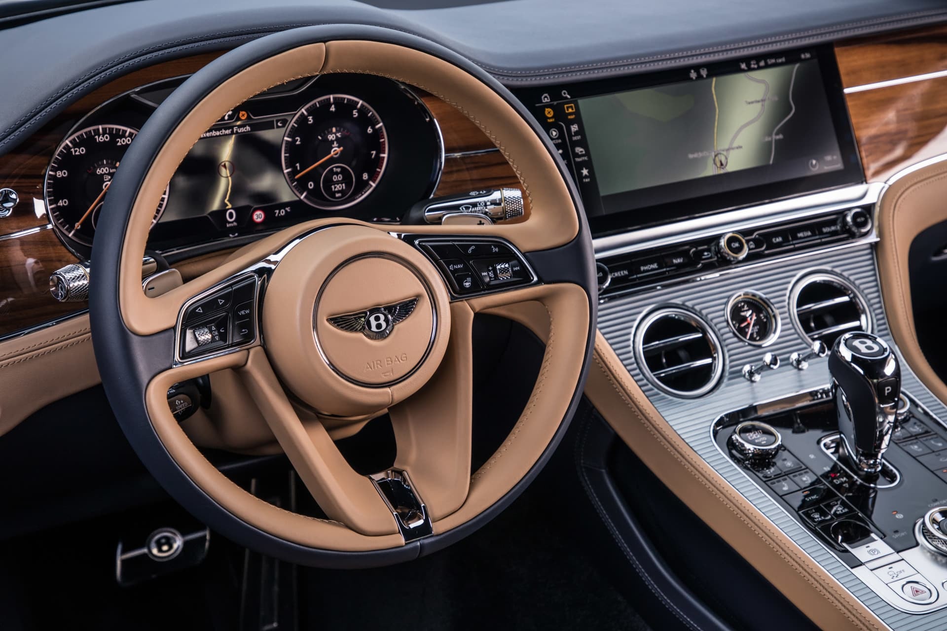 Detalle del cuadro de mandos y volante en cuero con costuras visibles de alta calidad.