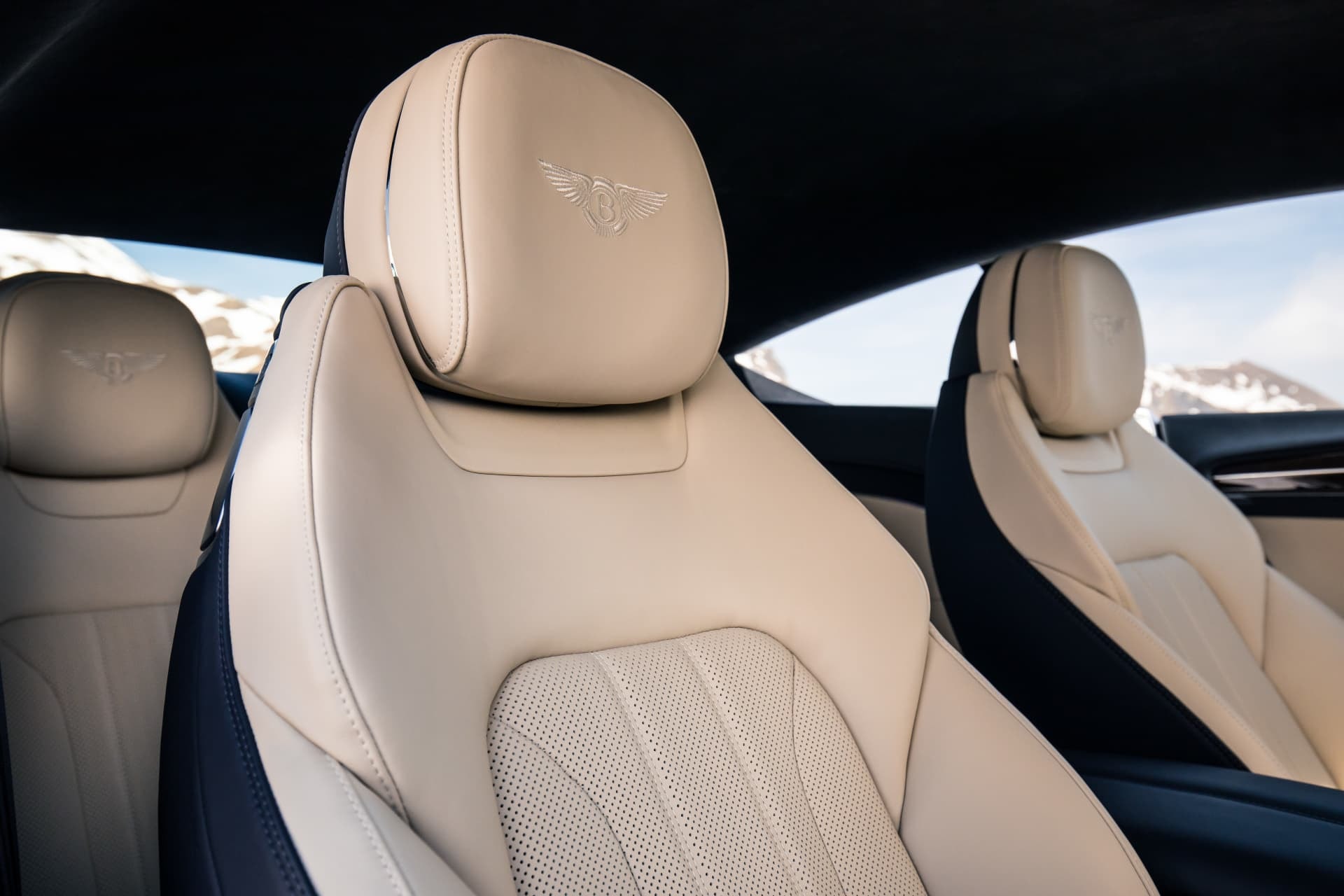 Detalle de la parte superior de los asientos traseros con el logo de Bentley.