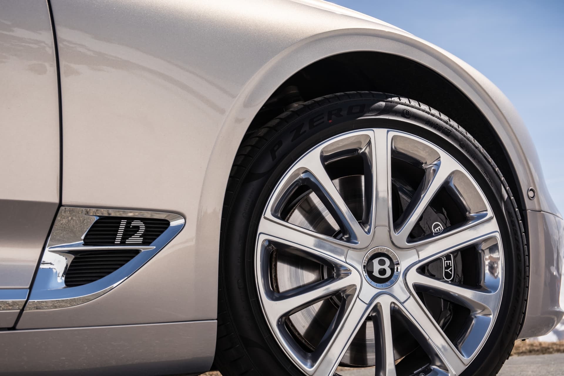 Detalle del rin de un Bentley Continental GT, simbolizando su lujo y desempeño.