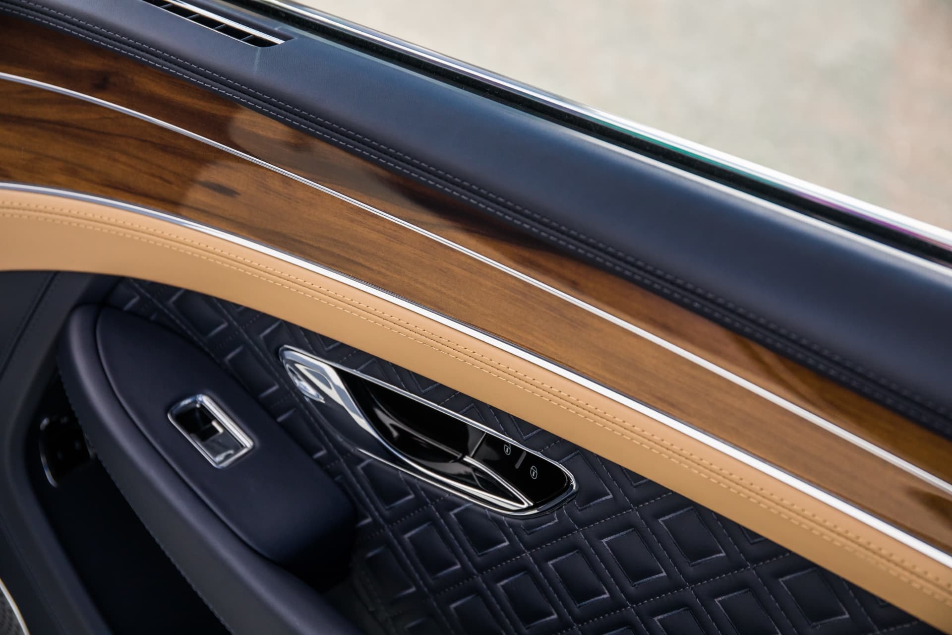 Imagen de la puerta que muestra el contraste de materiales y diseño de un Bentley Continental GT.