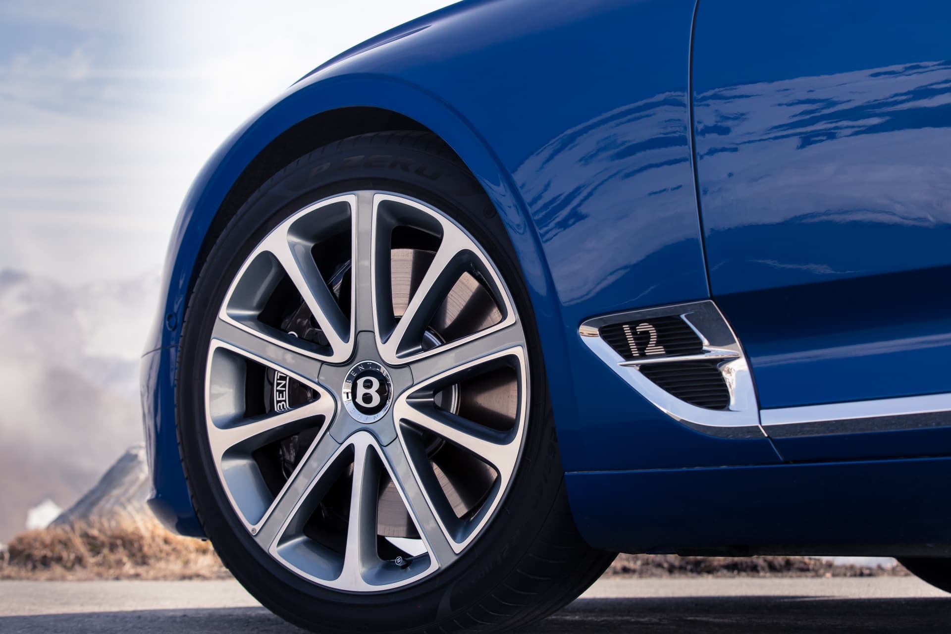 Primer plano del diseño de llanta y emblema del Bentley Continental GT.