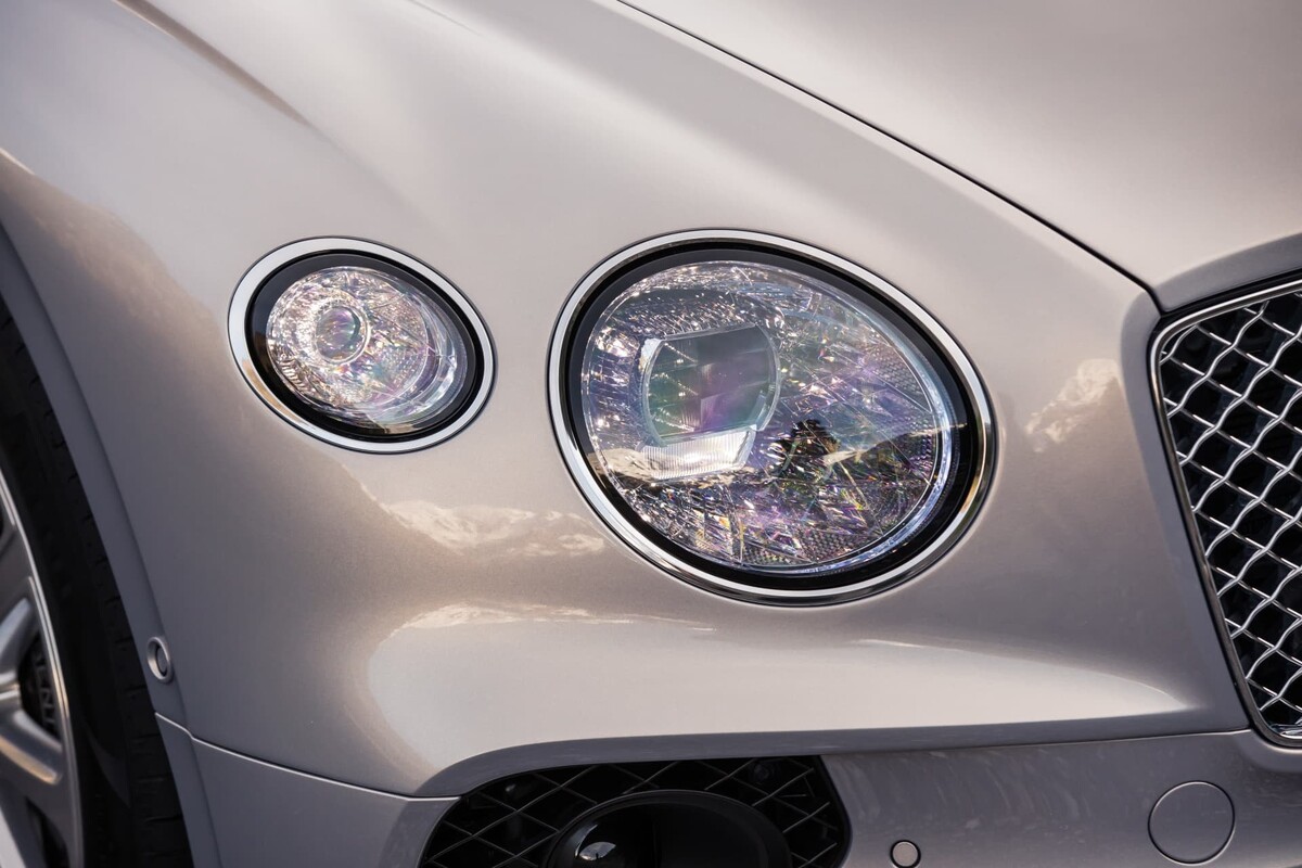 Imagen detallada de los faros delanteros con la forma característica de Bentley. Imagen detallada de los faros delanteros con la forma característica de Bentley.