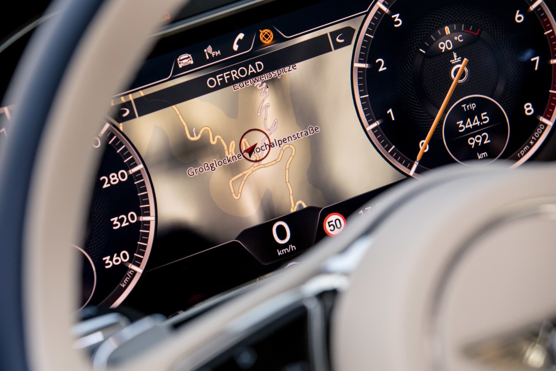 Detalle del cuadro de instrumentos digital en el Bentley Continental GT.