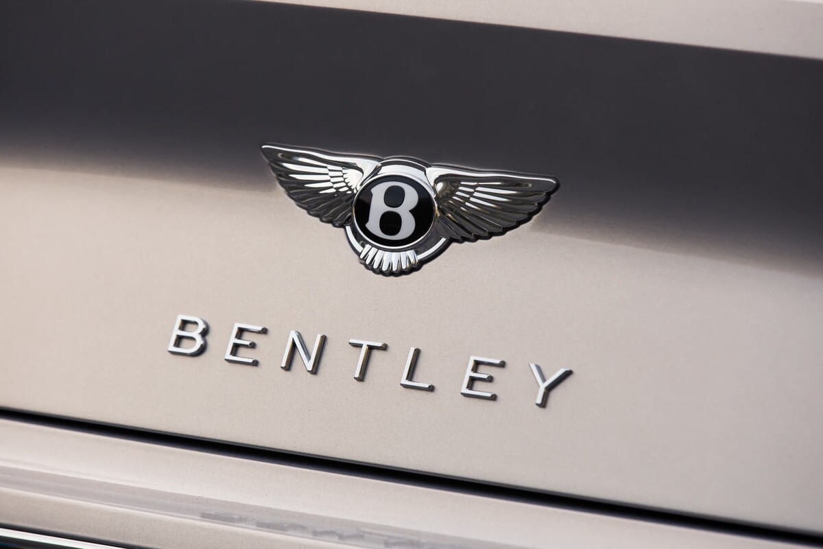 Enfoque en el emblema 'Bentley' y número '8' montados sobre el acabado cromado. Enfoque en el emblema 'Bentley' y número '8' montados sobre el acabado cromado.