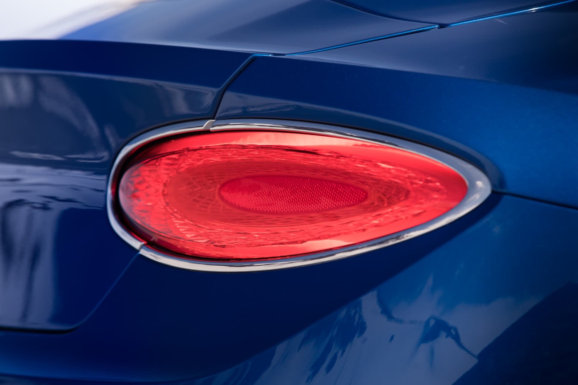 Detalle de la luz trasera del Bentley Continental GT resaltando su diseño único.