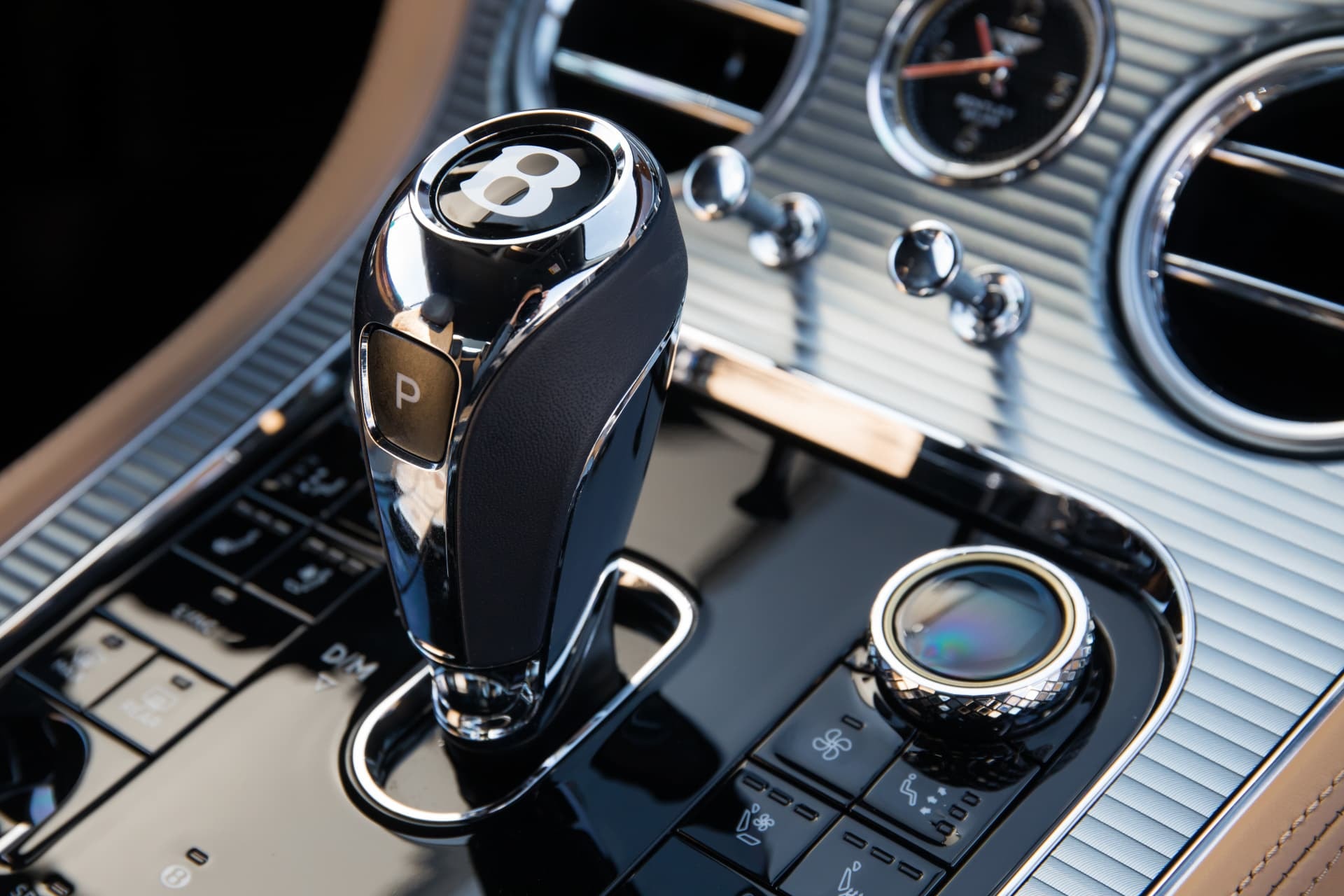 Imagen en primer plano de la palanca de cambios y controles en la consola central.