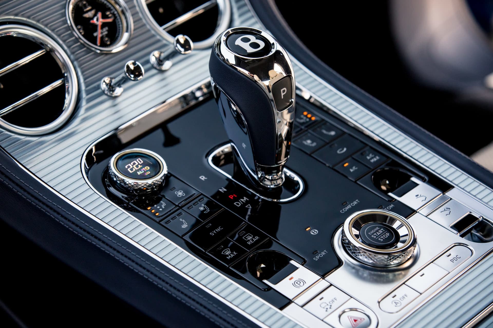 Imagen en detalle de la palanca de cambios y consola central del Bentley Continental GT.