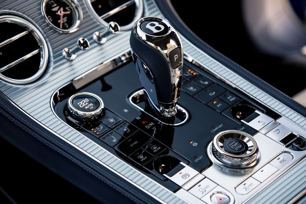 Imagen en detalle de la palanca de cambios y consola central del Bentley Continental GT. Imagen en detalle de la palanca de cambios y consola central del Bentley Continental GT.