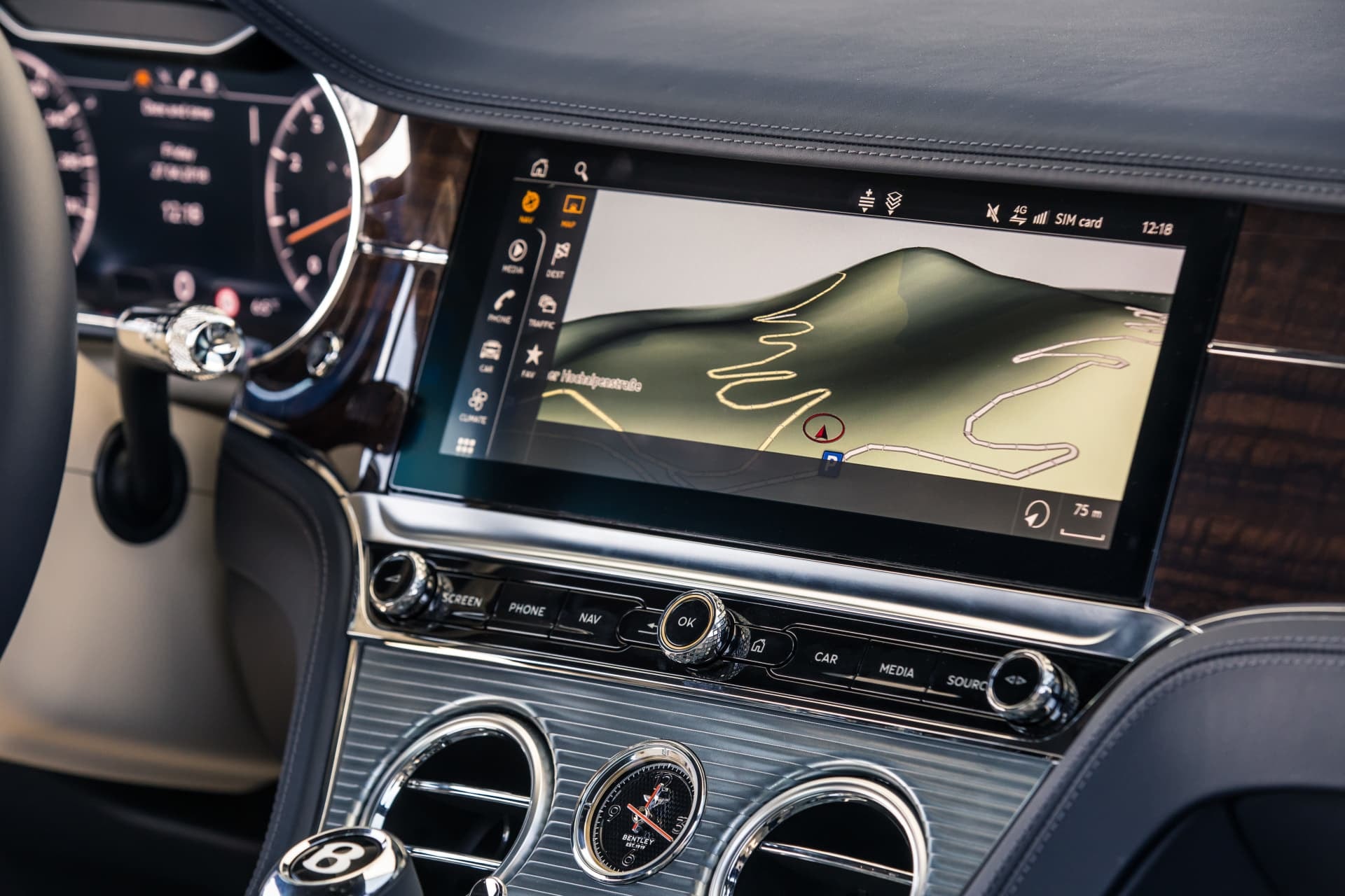 Sistema de infotenimiento con pantalla táctil integrada y navegación.