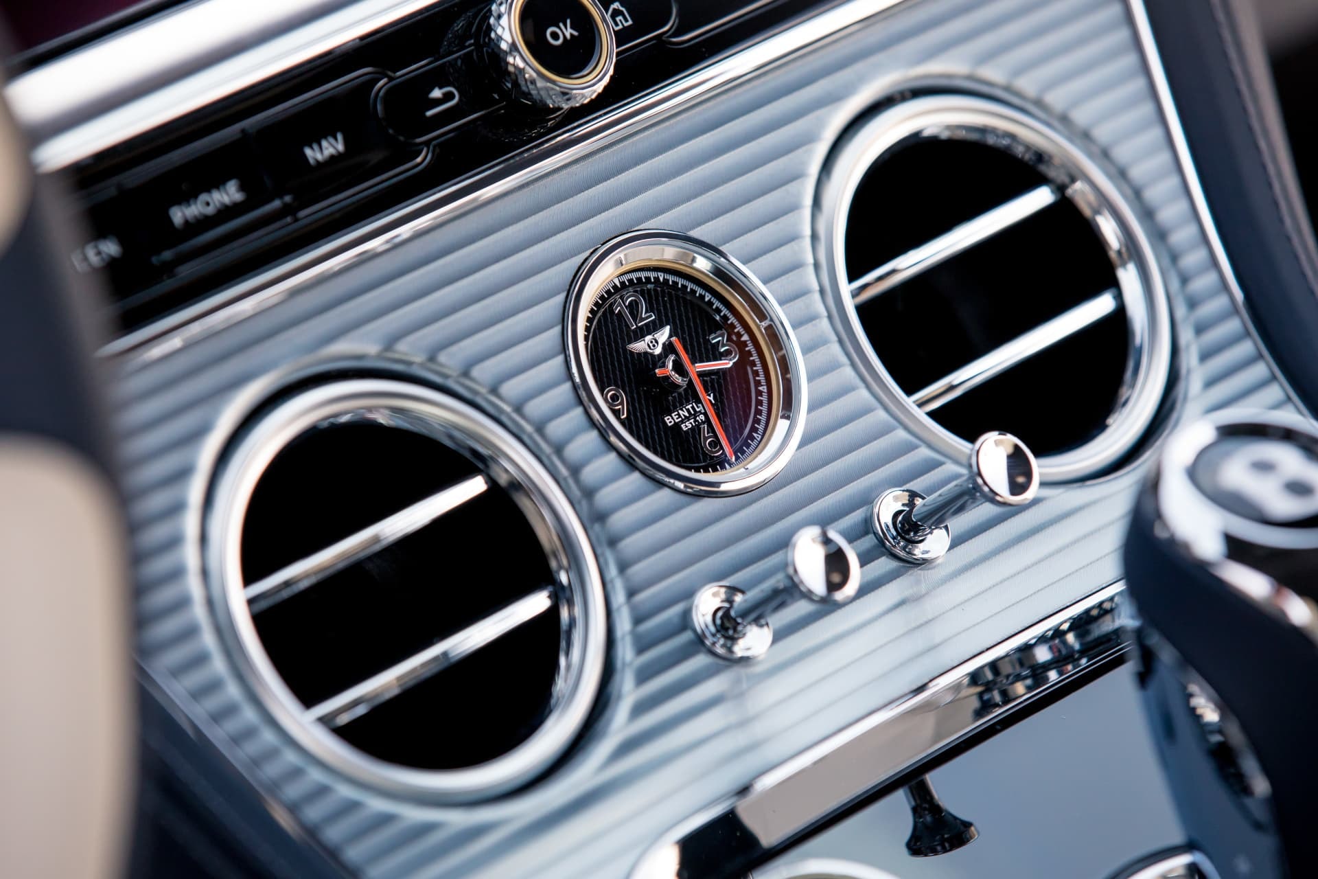 Tres relojes analógicos clásicos con acabado cromado y esferas deportivas.