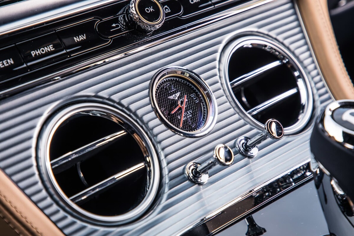 Detalle de las salidas de aire y reloj análogo del Bentley Continental GT. Detalle de las salidas de aire y reloj análogo del Bentley Continental GT.