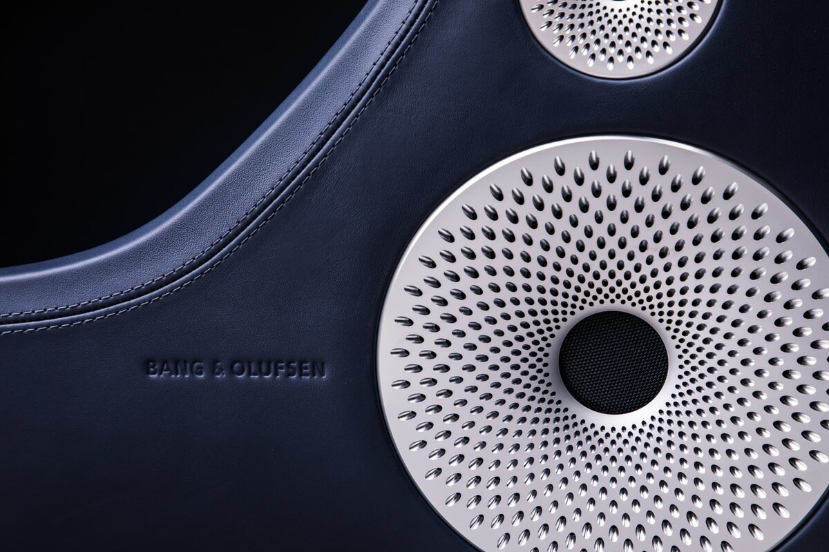 Altavoz de alta fidelidad Bang & Olufsen en el interior del Bentley Continental GT. Altavoz de alta fidelidad Bang & Olufsen en el interior del Bentley Continental GT.