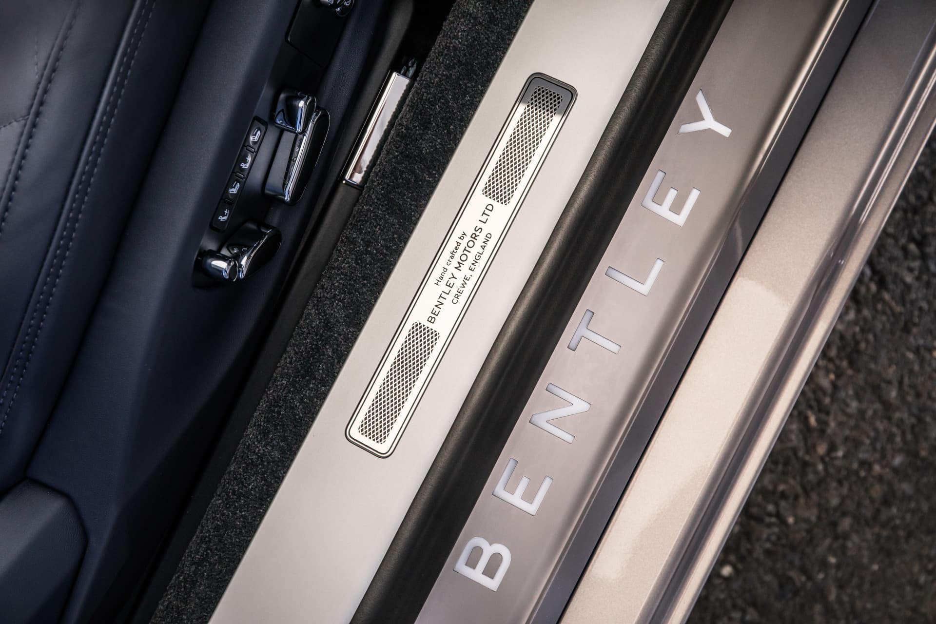 Umbral de puerta con iluminación y la leyenda 'Bentley' en el Bentley Continental GT.