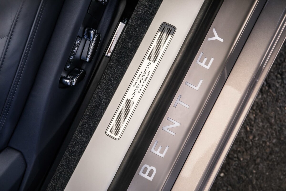 Umbral de puerta con iluminación y la leyenda 'Bentley' en el Bentley Continental GT. Umbral de puerta con iluminación y la leyenda 'Bentley' en el Bentley Continental GT.