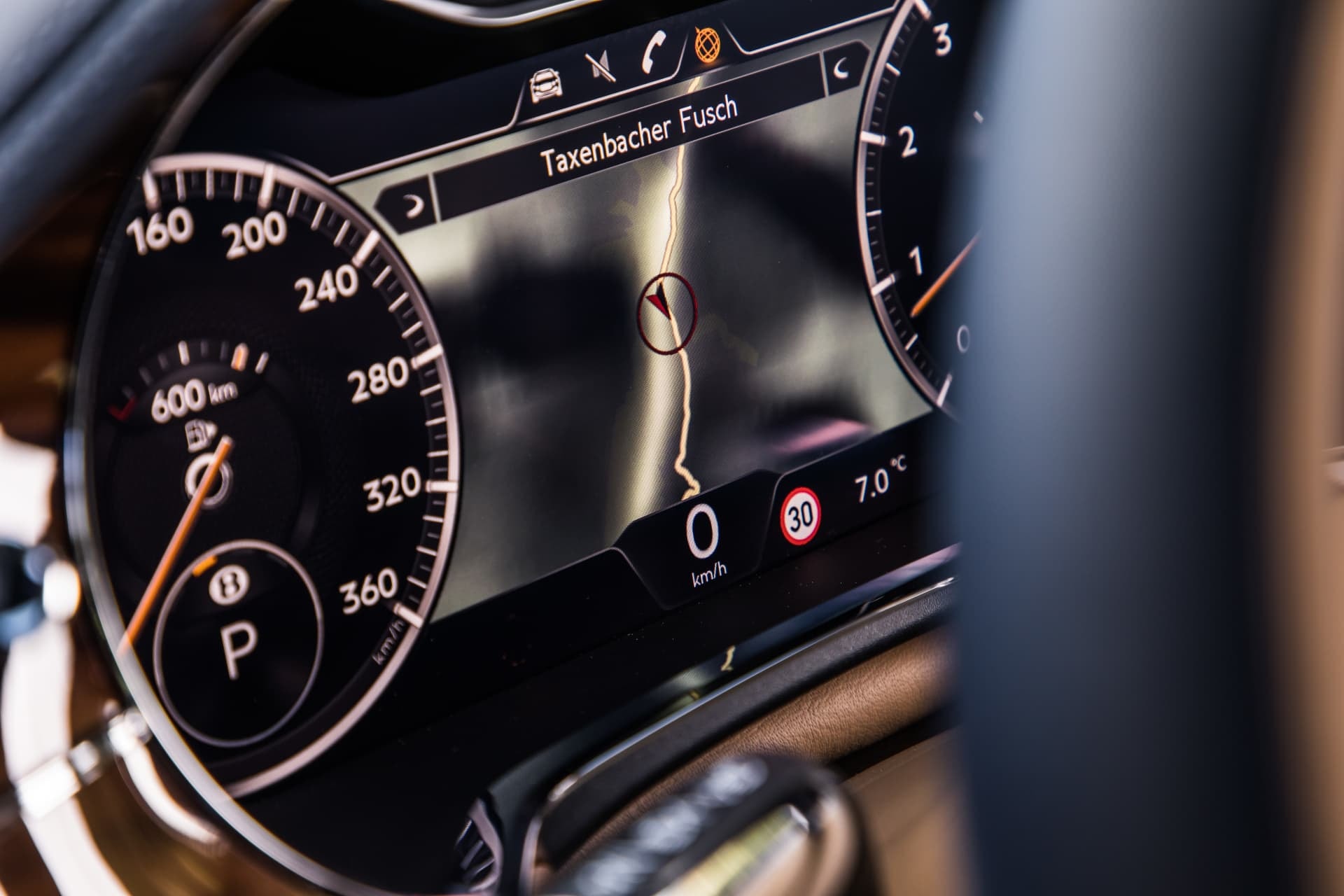 Detalle del velocímetro digital con indicador de ubicación en un Bentley Continental GT.