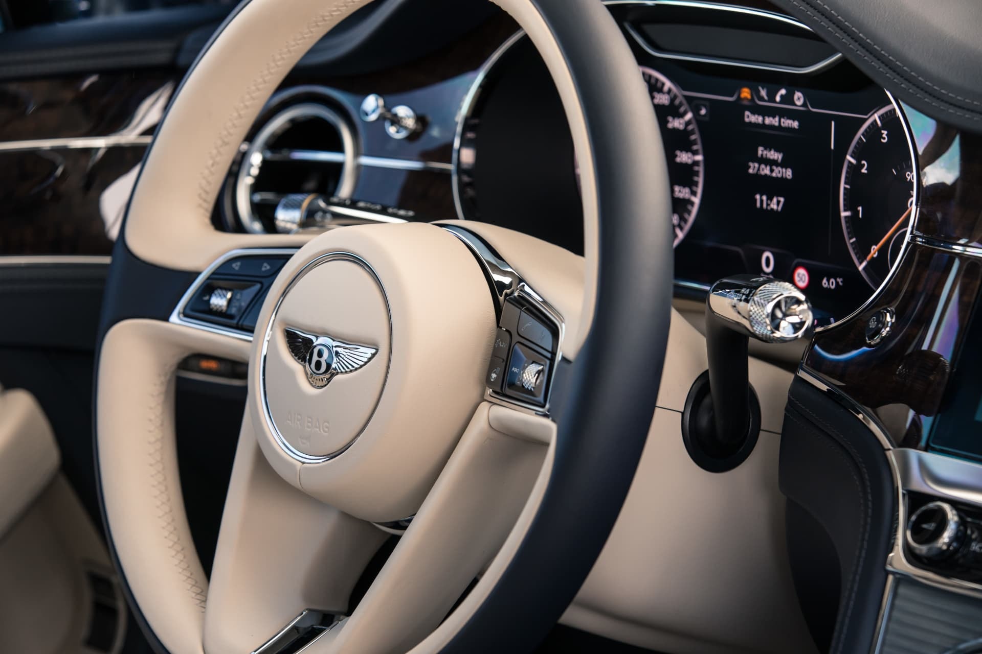 Vista detallada del interior de la cabina y volante del Bentley Continental GT.