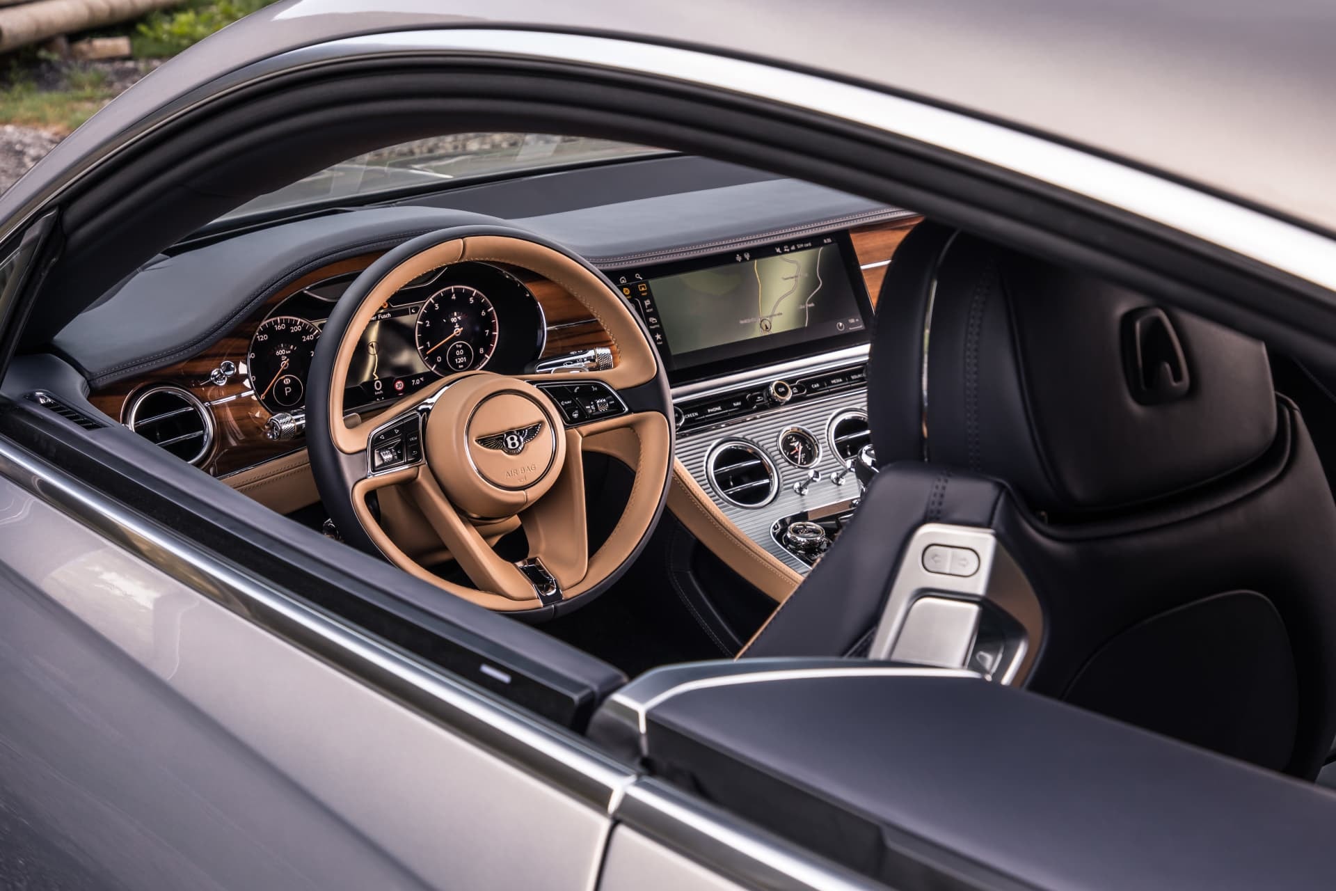 Vista interior que muestra la elegancia y terminaciones de alta calidad en asientos.