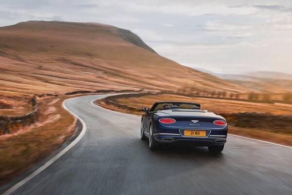 El Bentley Continental GTC muestra su elegancia y deportividad en movimiento.