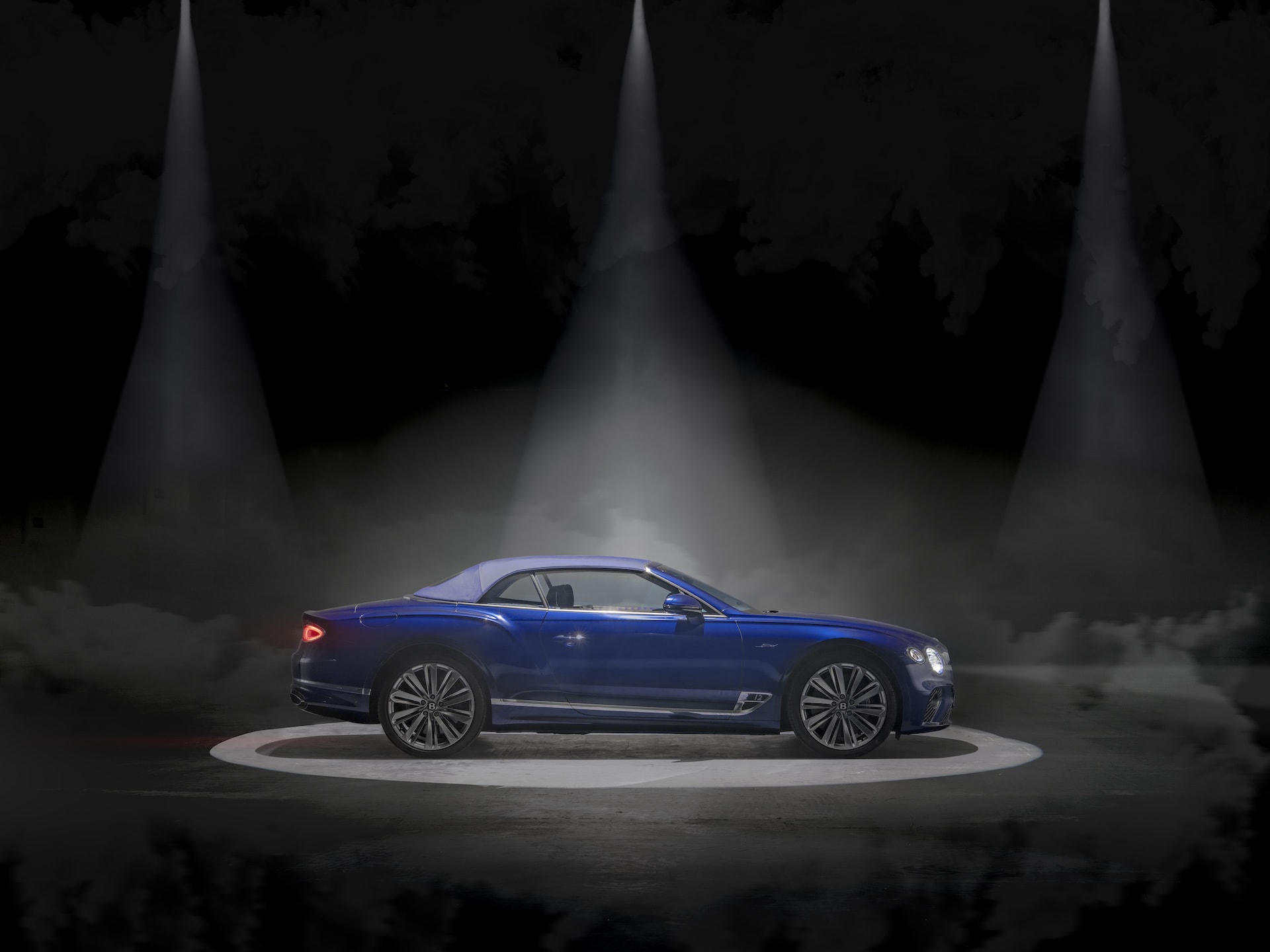 Bentley Continental GTC bajo iluminación dramática que enfatiza sus líneas.