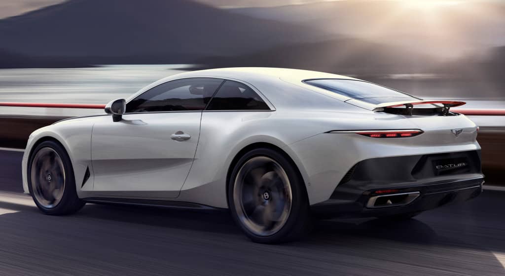 Perspectiva trasera y lateral en movimiento del Batur, resaltando su aerodinámica.