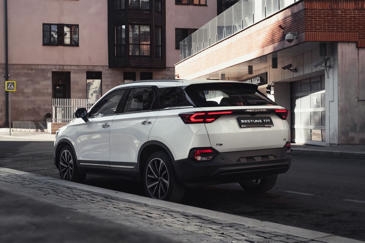 Vista trasera del Bestune T77 en un entorno urbano, destacando su diseño robusto. Vista trasera del Bestune T77 en un entorno urbano, destacando su diseño robusto.