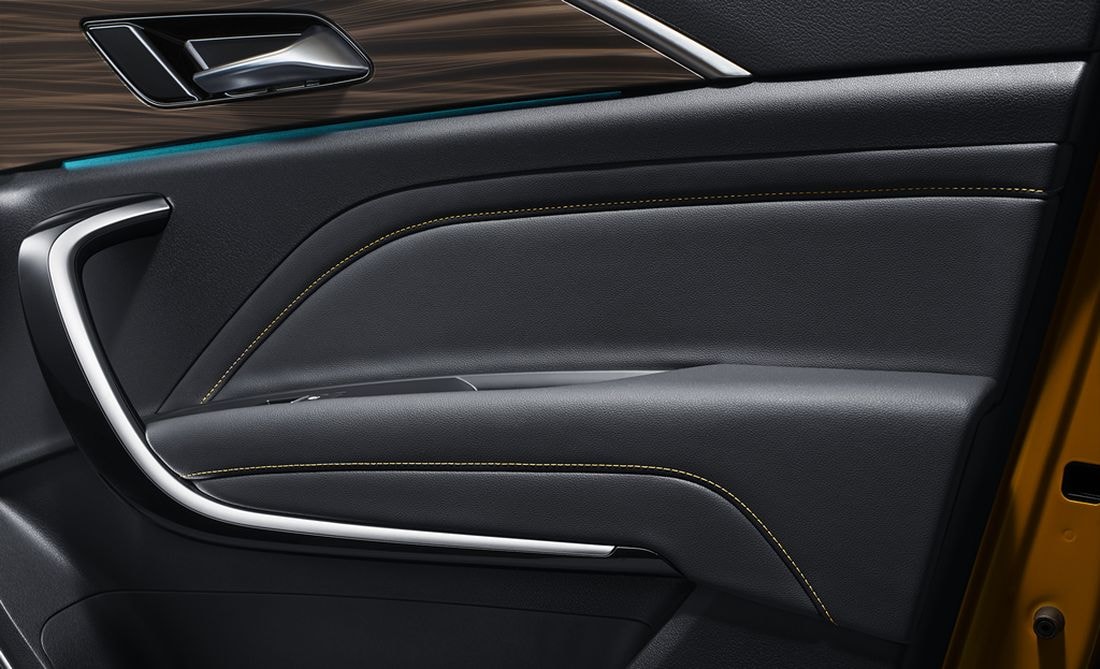 El Bestune T77 blanco presenta una elegante trasera en un entorno moderno.