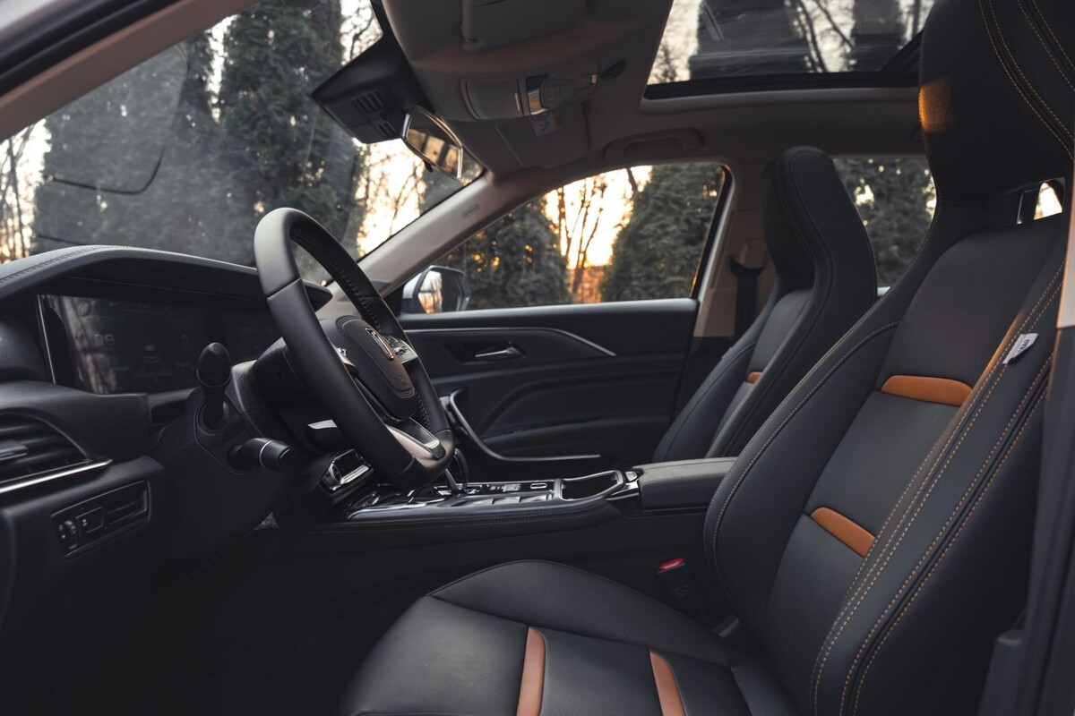 Vista lateral del Bestune T77, con un diseño moderno y sofisticado. Vista lateral del Bestune T77, con un diseño moderno y sofisticado.