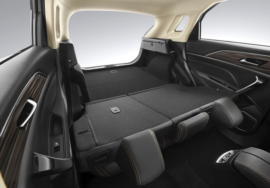 Frontal imponente del Bestune T77, resaltando su parrilla distintiva. Frontal imponente del Bestune T77, resaltando su parrilla distintiva.