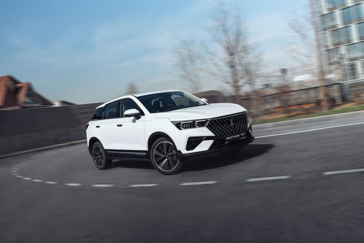 El Bestune T77 resalta su elegancia en un paisaje boscoso. El Bestune T77 resalta su elegancia en un paisaje boscoso.