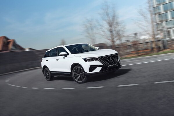 El Bestune T77 resalta su elegancia en un paisaje boscoso. El Bestune T77 resalta su elegancia en un paisaje boscoso.