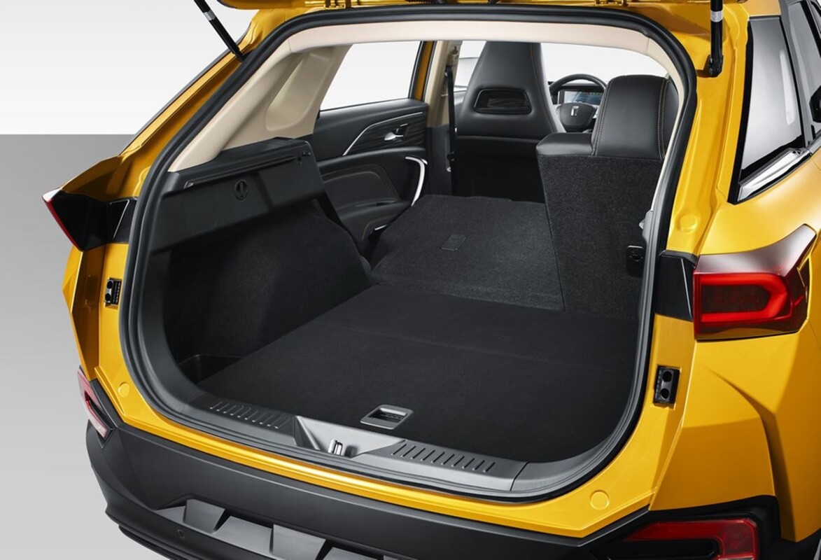 Iluminación frontal del T77, que resalta su carácter deportivo. Iluminación frontal del T77, que resalta su carácter deportivo.