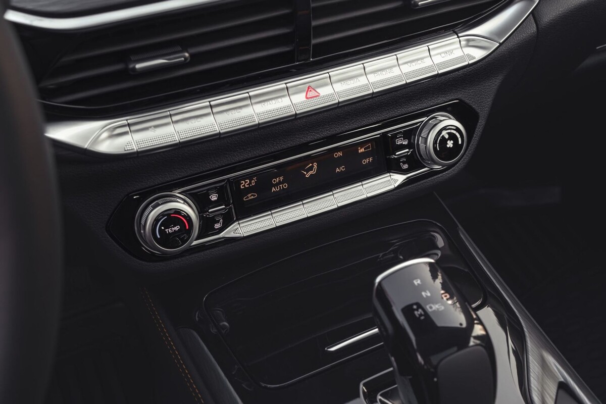 Interior del Bestune T77, con asientos cómodos y un diseño elegante. Interior del Bestune T77, con asientos cómodos y un diseño elegante.