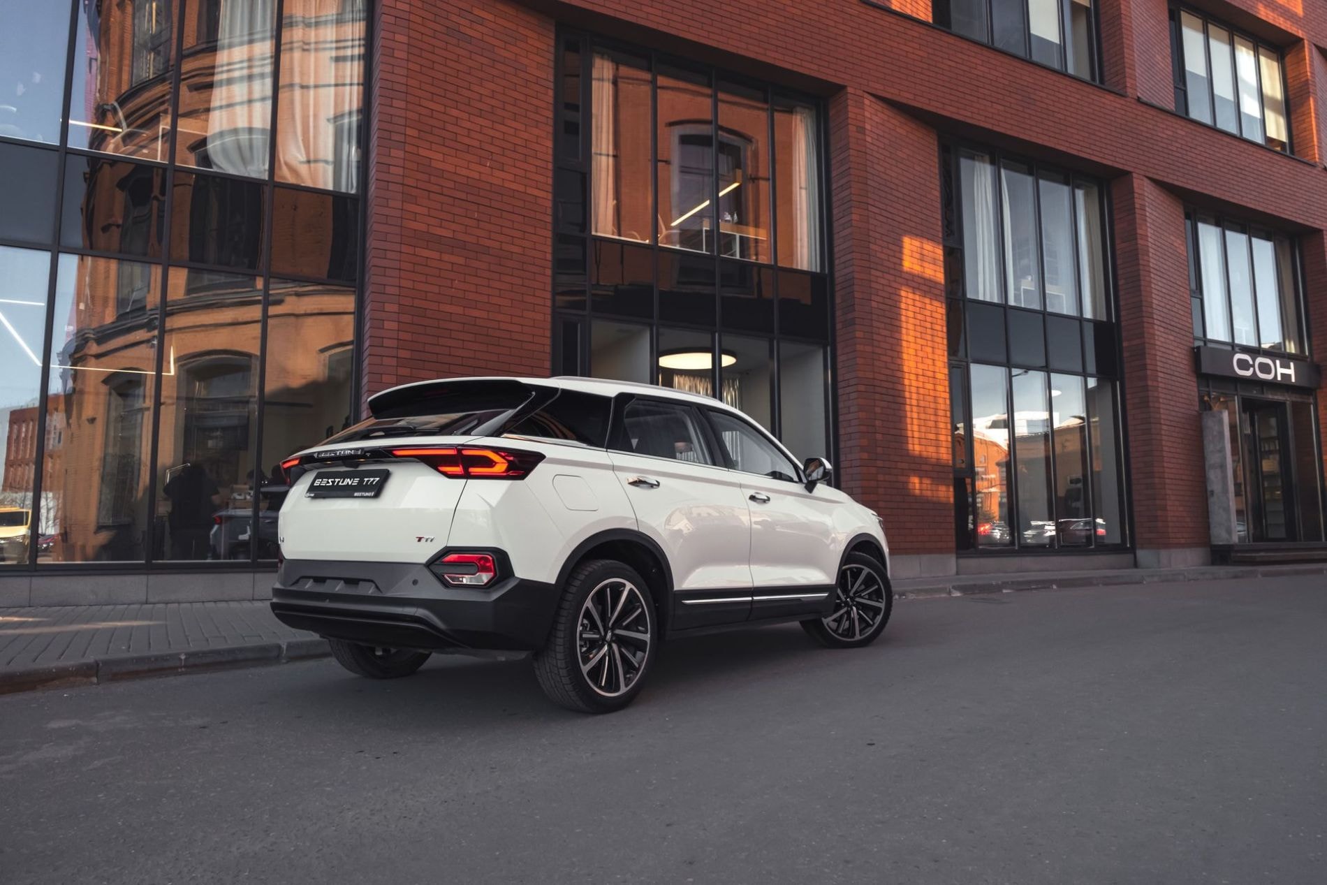 Diseño contemporáneo que combina estilo urbano y funcionalidad.