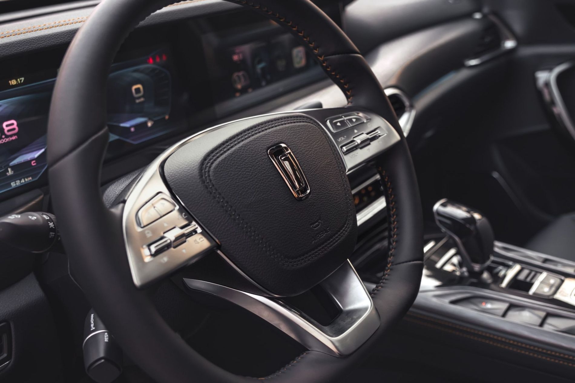 El Bestune T77 desde atrás, destacando su elegancia y diseño distintivo.