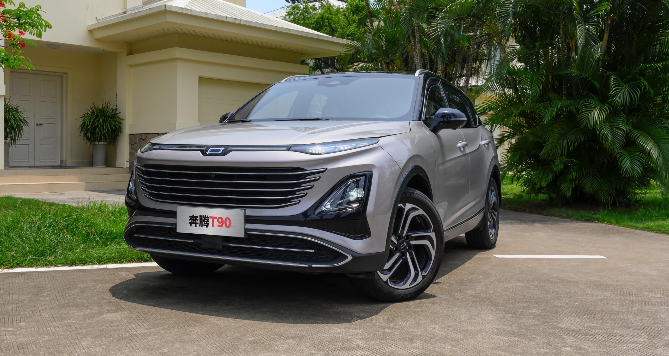 El maletero abierto revela un espacio ideal para aventuras al aire libre.