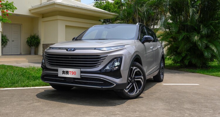 El maletero abierto revela un espacio ideal para aventuras al aire libre. El maletero abierto revela un espacio ideal para aventuras al aire libre.