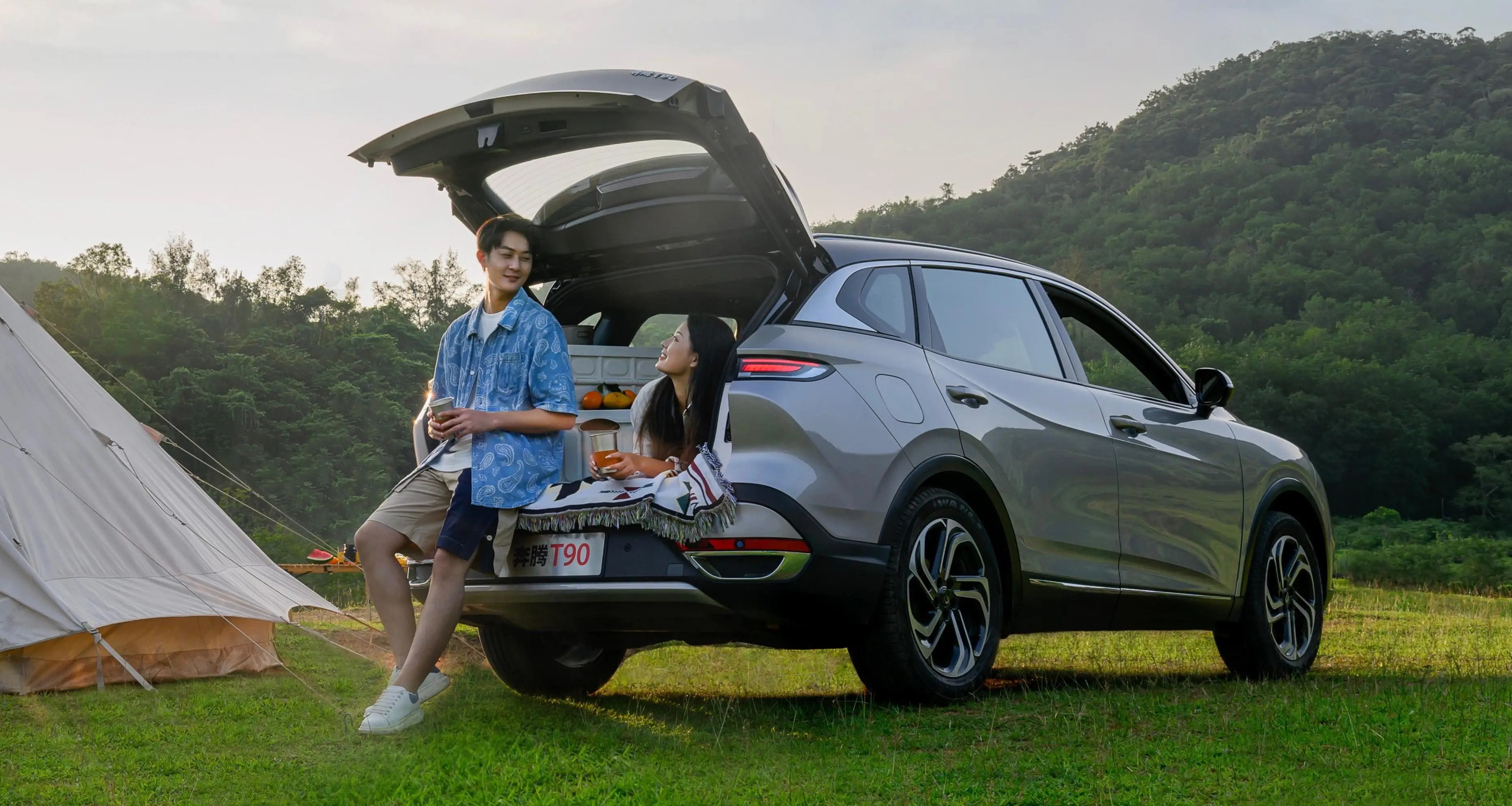 Vista lateral y trasera del Bestune T90, destacando su diseño moderno.