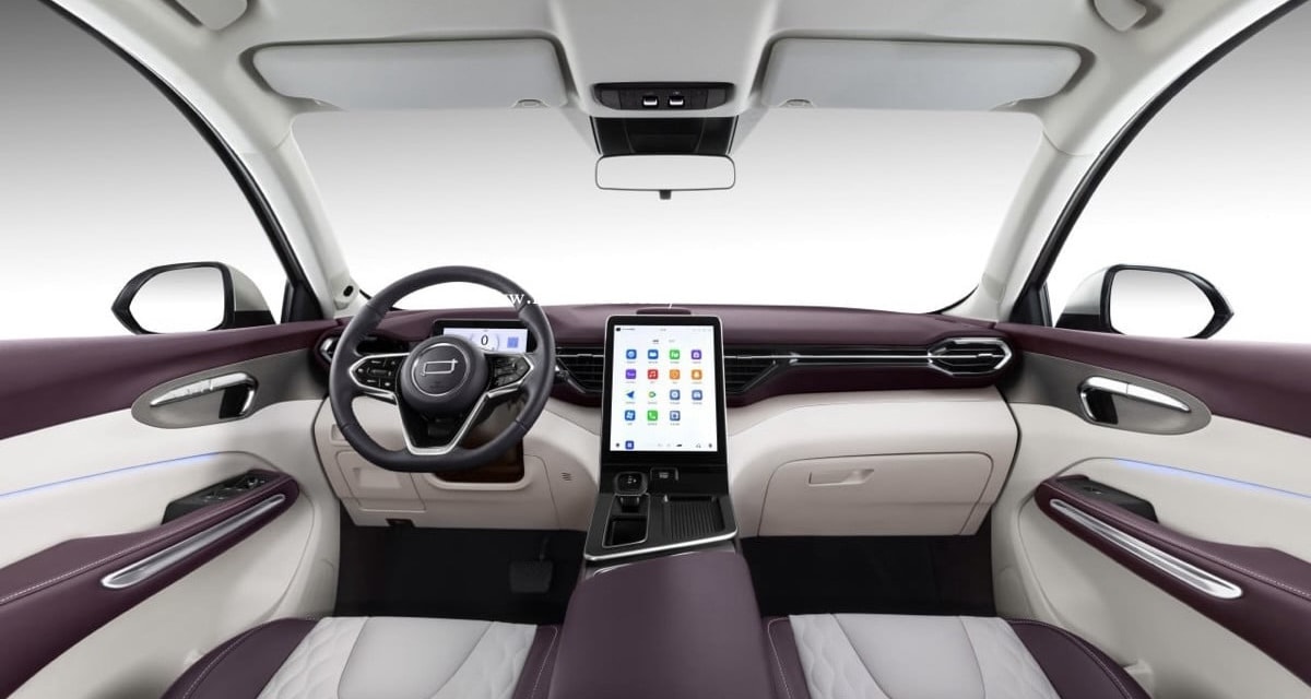 El elegante diseño del Bestune T90 se destaca en un entorno playero.