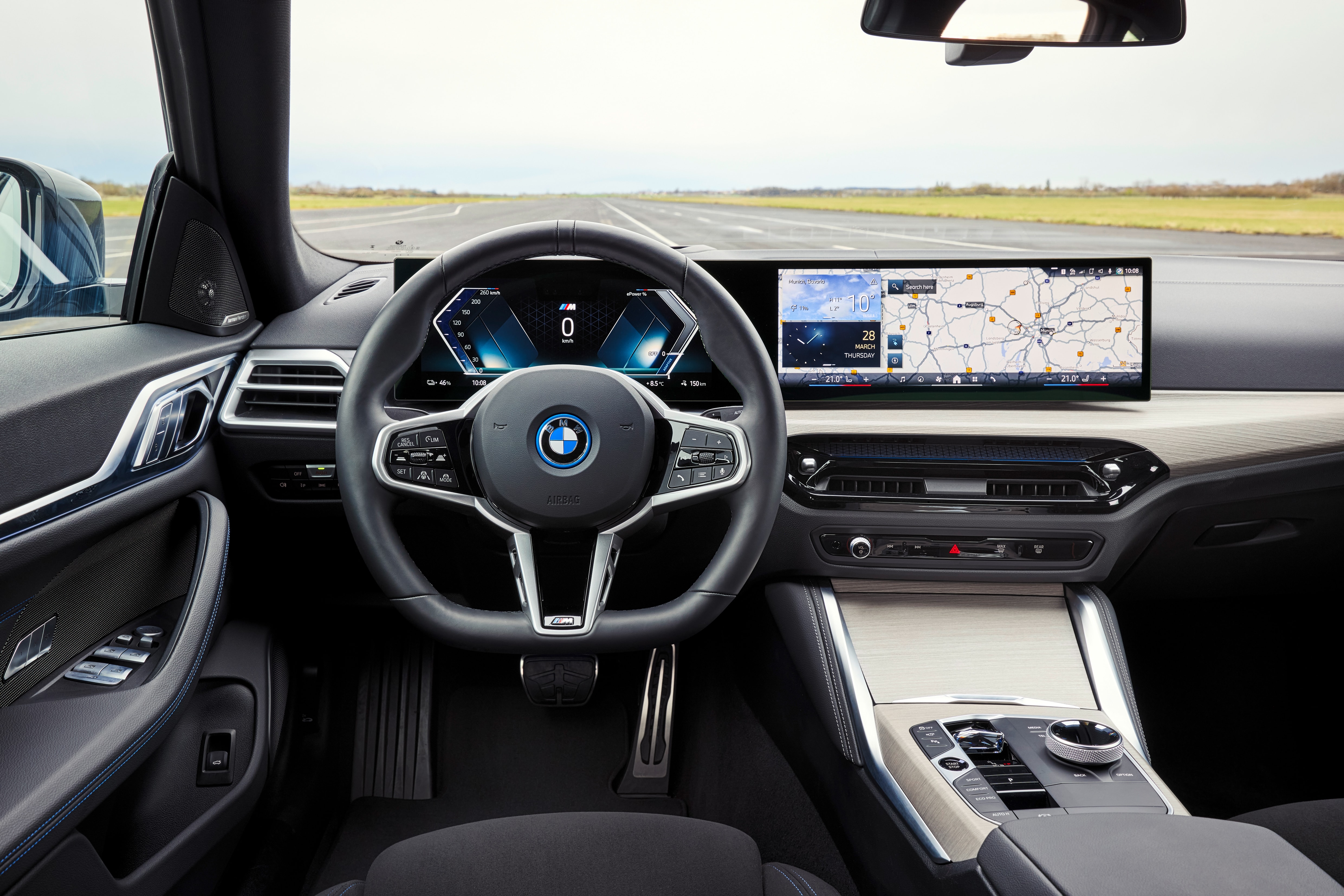 Vista lateral del BMW i4 eléctrico, ofrecen líneas elegantes y aerodinámicas.